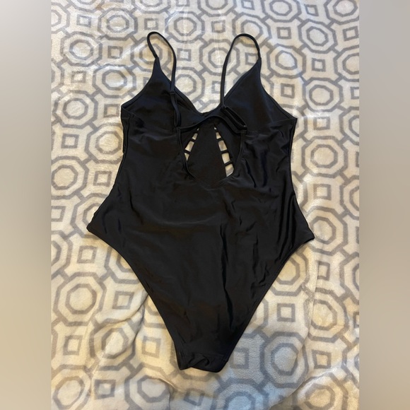 Black cut out one piece swimsuit - Picture 2 of 2